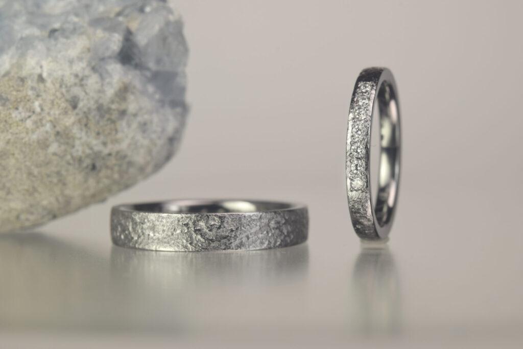 タンタル　和紙柄　結婚指輪　黒い