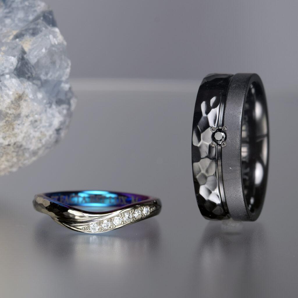 ブラックジルコニウム結婚指輪オーダーメイド職人手作り荒槌目デザインブラックダイヤモンドH&Cダイヤモンド青紫グラデーション内彫り【OR-1999】