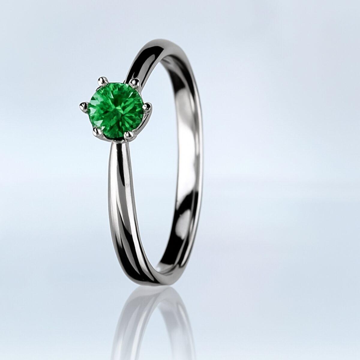 エメラルドのエンゲージリング