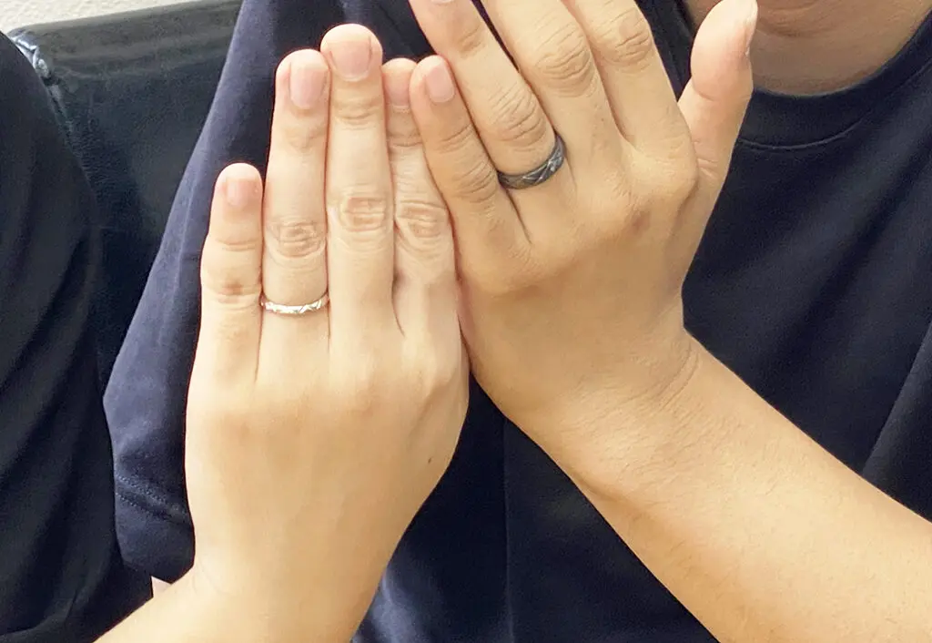 結婚指輪を着けたふたりの手元