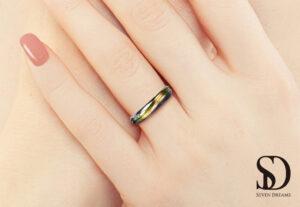 カラーリング結婚指輪 手の写真