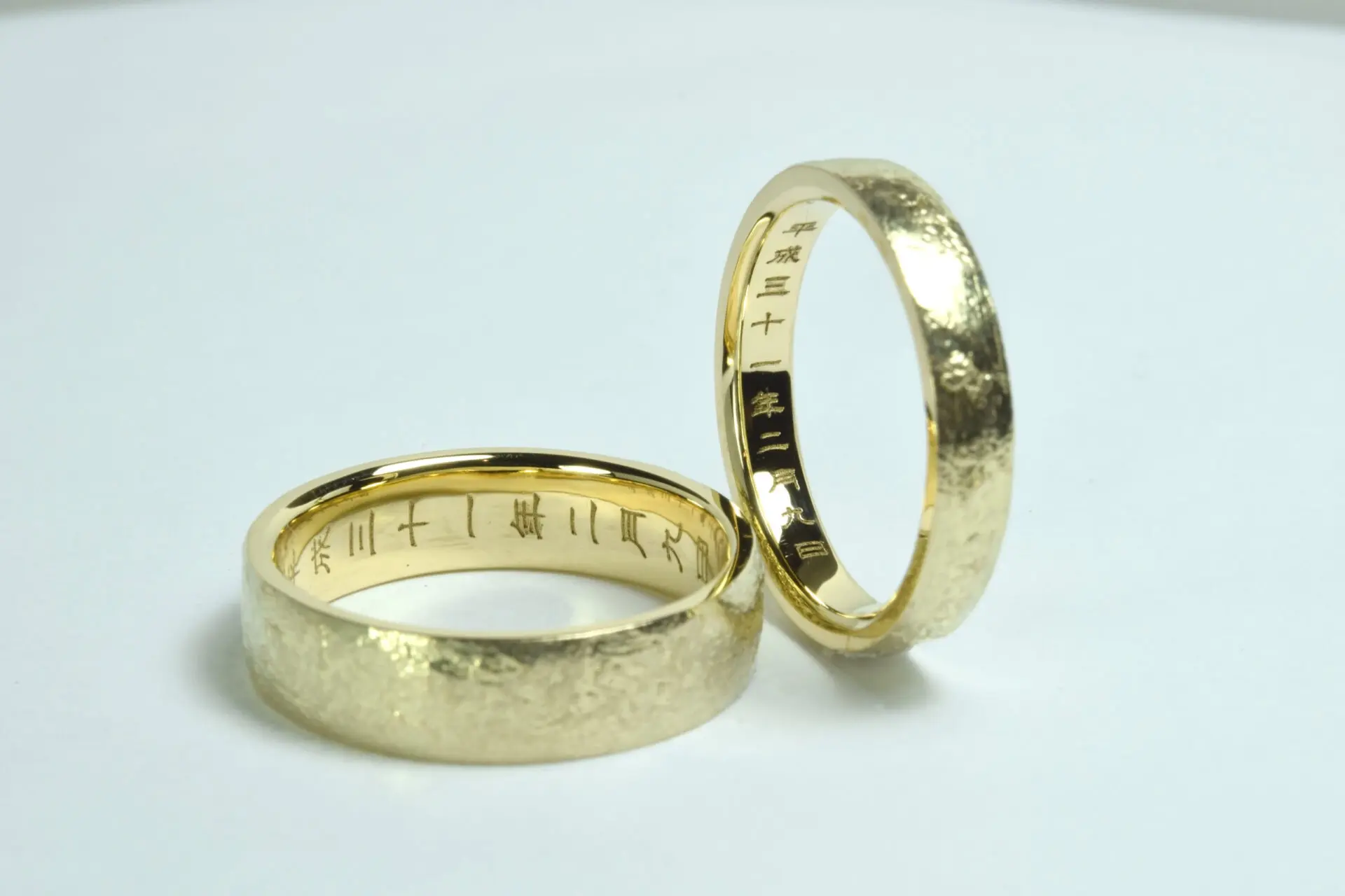 和文字を彫刻したK18の結婚指輪