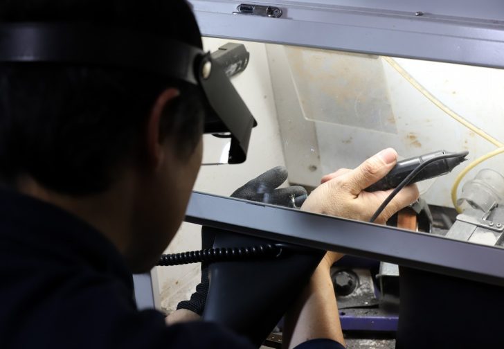 職人　製作　指輪　磨き