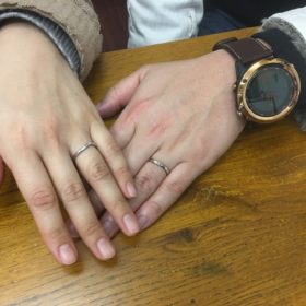 手　愛ちゃんの紹介　誕生石結婚指輪