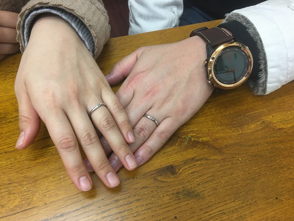手　愛ちゃんの紹介　誕生石結婚指輪