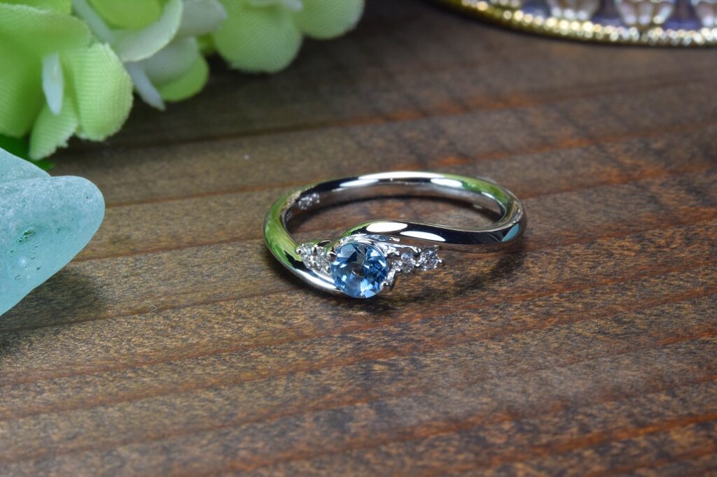 3月の誕生石アクアマリンに願いを込めた特別な婚約指輪