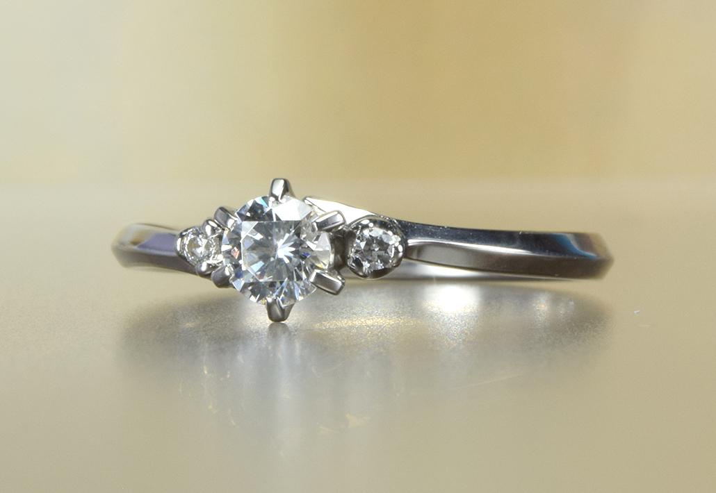 プラチナ婚約指輪｜両サイドのダイヤモンドは彼女の誕生石に交換が可能！センターにエッジのあるツイストアームデザイン EG-030-6P-001