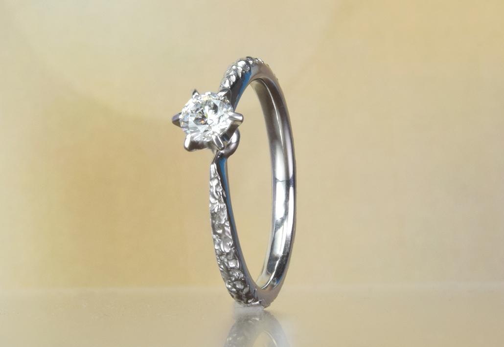 プラチナの婚約指輪｜ハンドメイドのクラフト感で人気の＜アース＞柄 　EG-001-6P-002