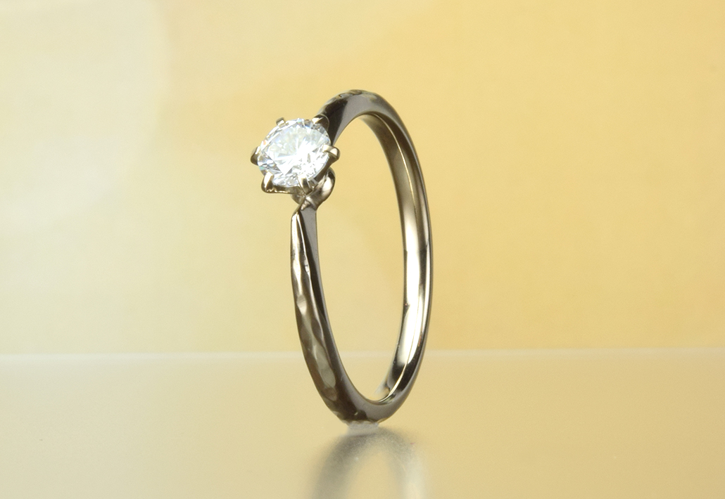 K18シャンパーンゴールド婚約指輪｜シックな色合いが槌目アームにフィットしていて魅力的です。 EG-001-6P-004