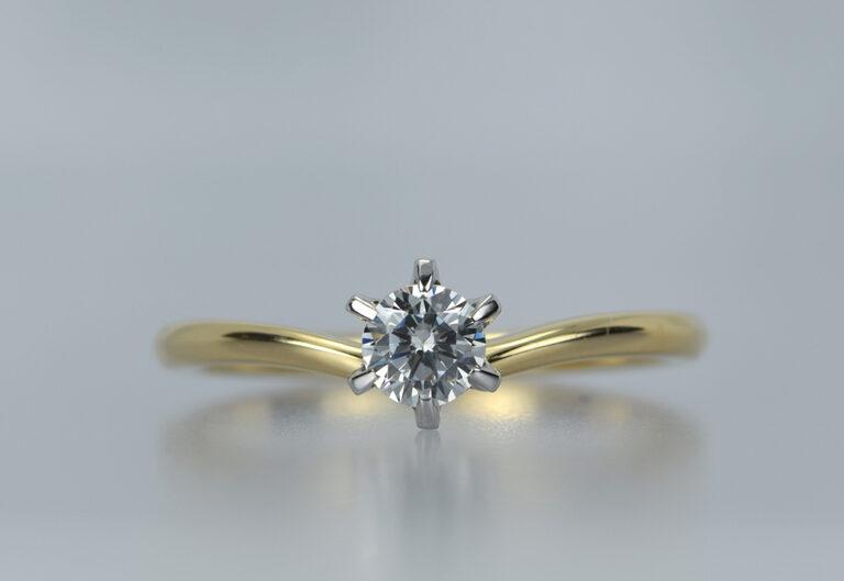 石座がプラチナ、アームがイエローゴールドのソリテールエンゲージ