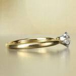 <span class="title">石座とアームを別素材でカスタマイズした婚約指輪の魅力について</span>