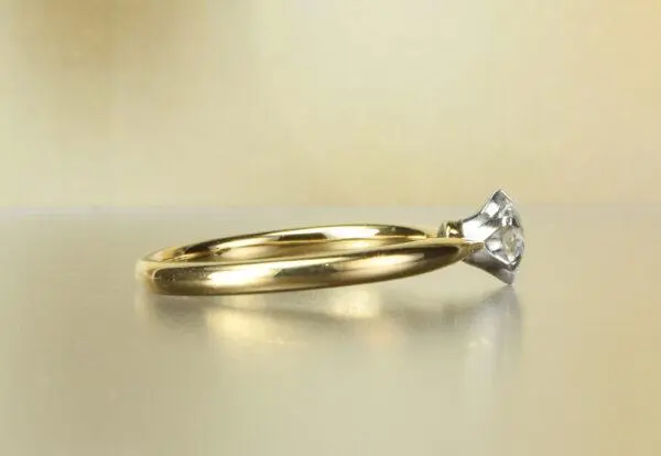プラチナの石座とK18ピンクゴールドのアームを組み合わせた0.3ct婚約指輪