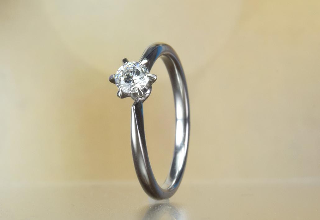 エンゲージリング　6本爪の婚約指輪