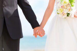 結婚へ　手をつなぐ　人物　プロポーズ