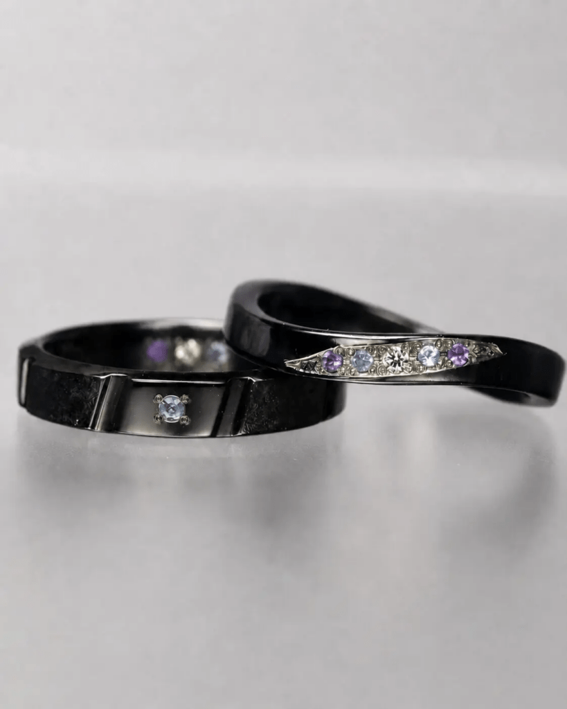 宝石をあしらった黒い結婚指輪のオーダーメイド実例