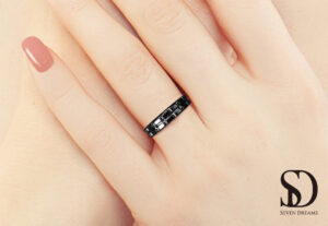 ブラックジルコニウム結婚指輪　レディース　手