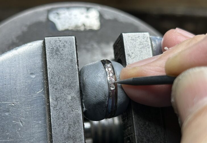 指輪製作中　職人