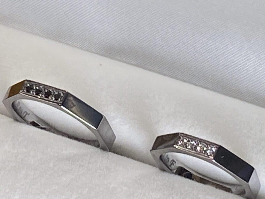 【OR-1871】 タンタル製 八角形フォルムの結婚指輪セット メンズはブラックダイヤ、レディースは無色ダイヤをセット、6時位置にスター刻印
