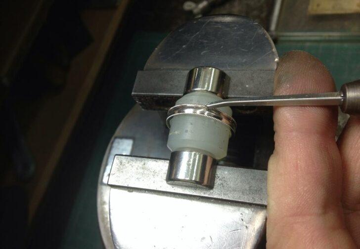 プラチナリングのフチにミル模様を刻むジュエリー職人の作業風景