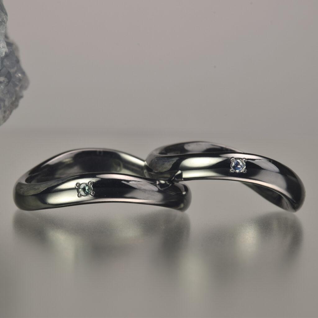 タンタル製まほろば結婚指輪 波打つウェーブデザイン 黒いマリッジリング OR-1947