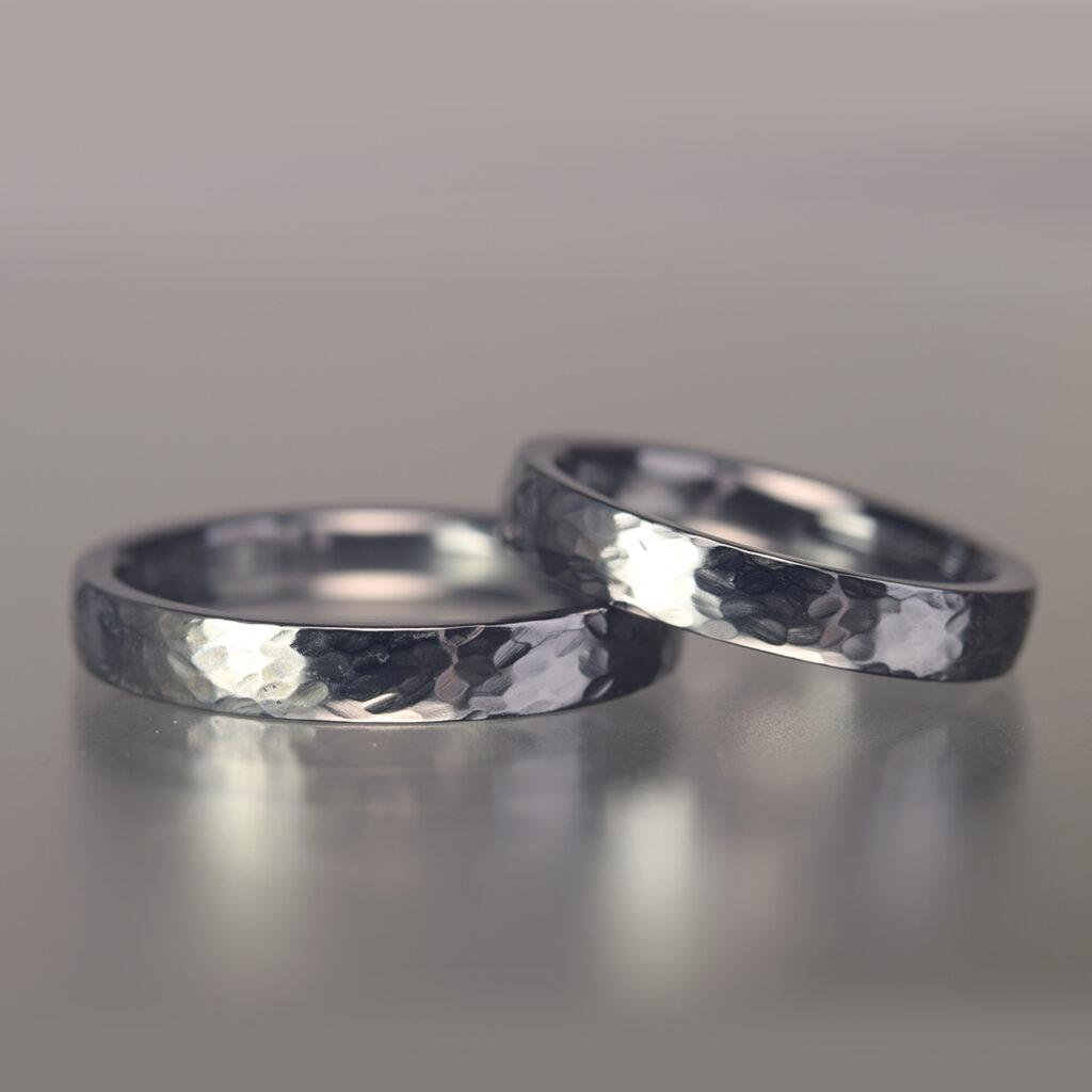 タンタル結婚指輪槌目 黒い和風手彫りマリッジリング OR-1989