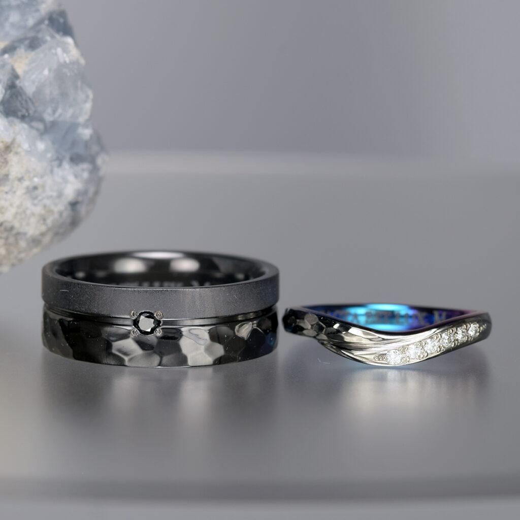 ブラックジルコニウム結婚指輪オーダーメイド職人手作り荒槌目デザインブラックダイヤモンドH&Cダイヤモンド青紫グラデーション内彫り【OR-1999】