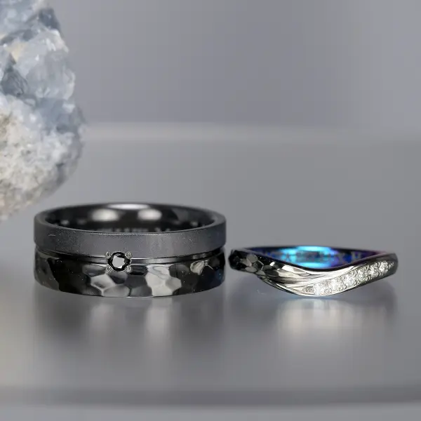 金属アレルギーに配慮した黒い結婚指輪