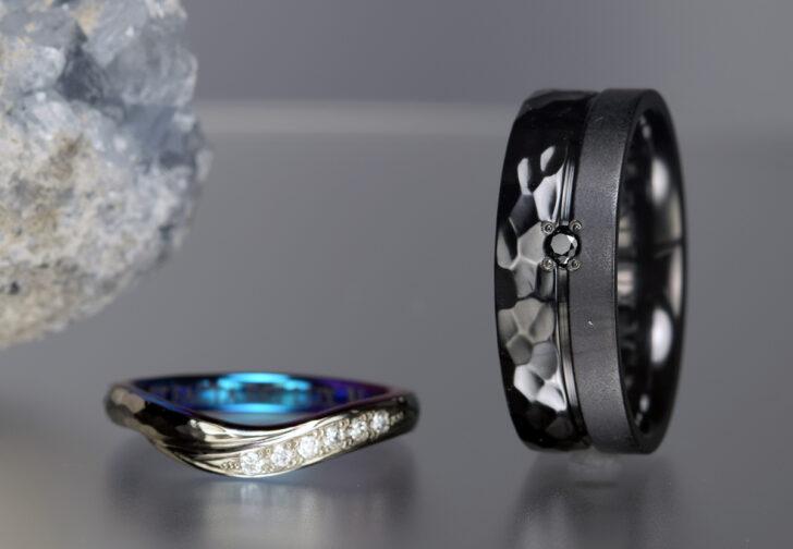 ブラックジルコニウム結婚指輪オーダーメイド職人手作り荒槌目デザインブラックダイヤモンドH&Cダイヤモンド青紫グラデーション内彫り【OR-1999】