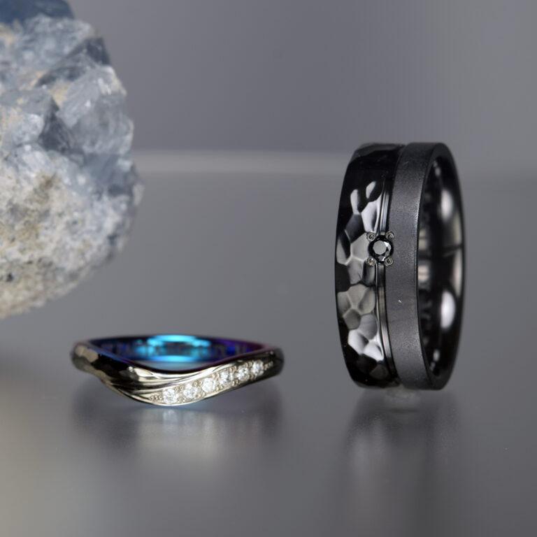 ブラックジルコニウム結婚指輪オーダーメイド職人手作り荒槌目デザインブラックダイヤモンドH&Cダイヤモンド青紫グラデーション内彫り【OR-1999】