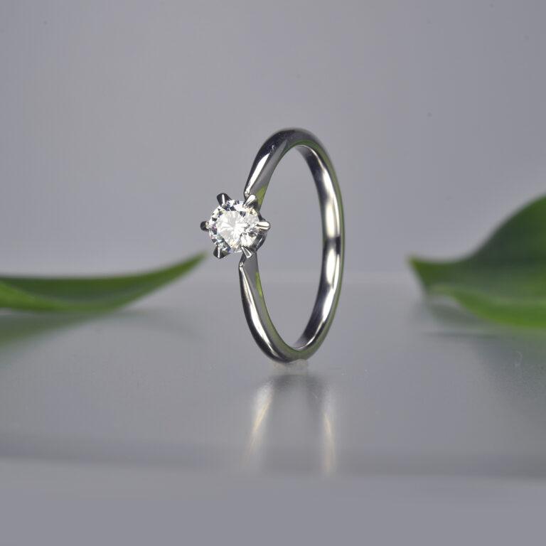 婚約指輪にダイヤモンド