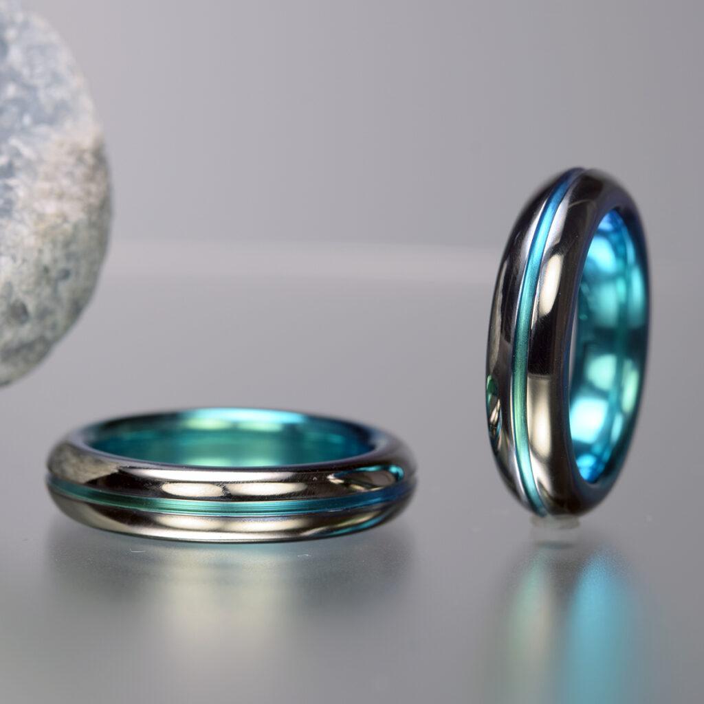 soshin〈翠 -Sui-〉 SO-VR-W5-T3-S11-Ti-CL/ジルコニウム素材の結婚指輪。鏡面仕上げの外側と、ブルーグリーンに発色した内面・センターラインが特徴のオーバルフォルムリング。