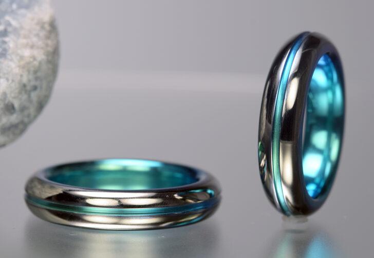 soshin〈翠 -Sui-〉 SO-VR-W5-T3-S11-Ti-CL／ジルコニウム素材の結婚指輪。鏡面仕上げの外側と、ブルーグリーンに発色した内面・センターラインが特徴のオーバルフォルムリング。