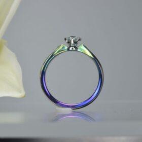 ゆりをモチーフにしたエンゲージリング EG-046#1。花びらの優雅な曲線がダイヤを包み込み、清らかな愛を象徴するデザインです。