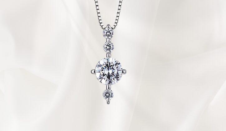 ダイヤモンドペンダント 4本爪スタンダード メレダイヤ3個がセンターダイヤの上部に2個と下部にセッティング