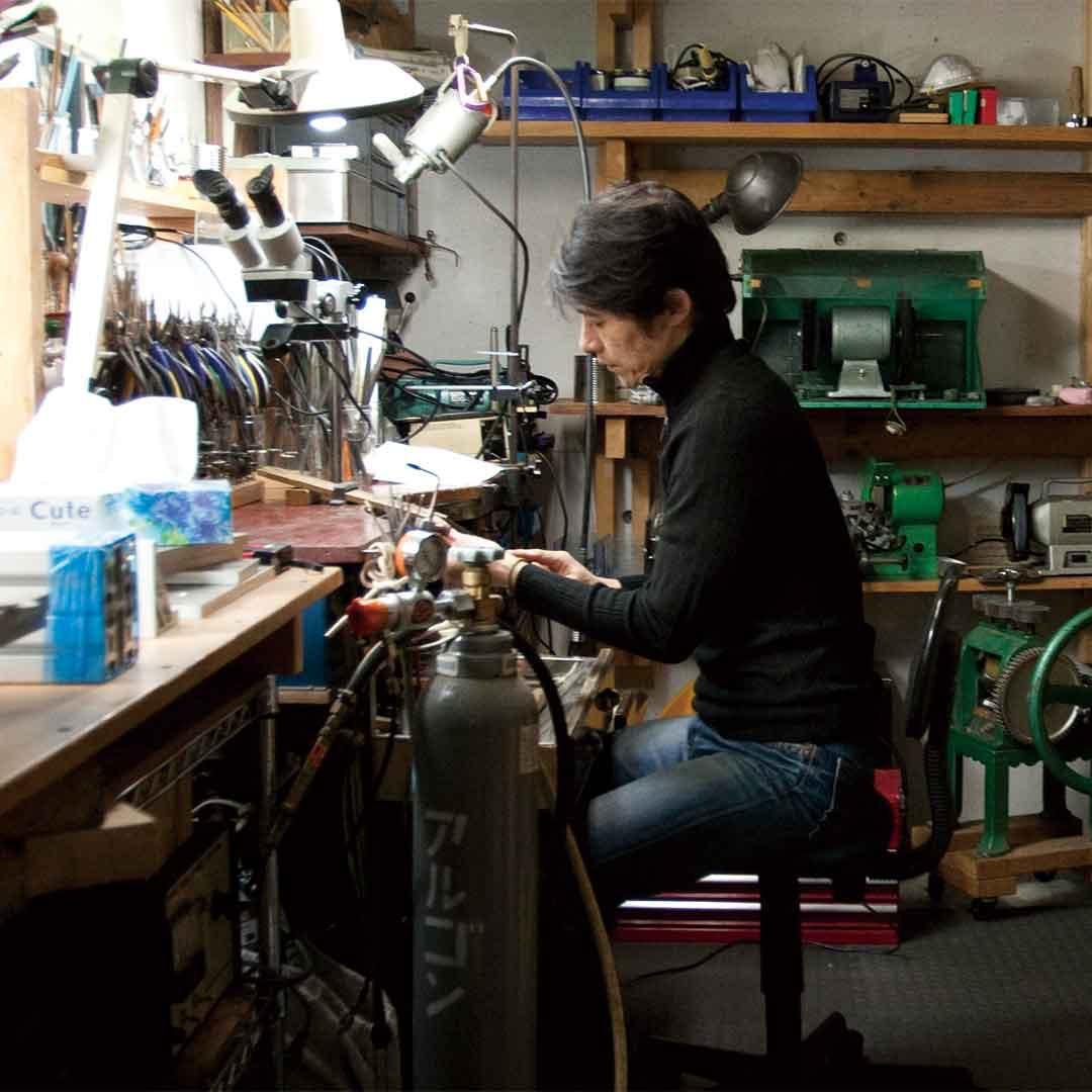 職人が結婚指輪を制作する様子