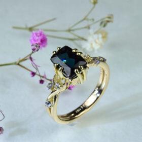 ブルートルマリンを中央に配し、サイバーパンク調の石座と植物モチーフの装飾が特徴のゴールド婚約指輪 OR-1868