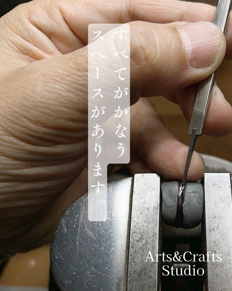 職人が指輪を彫金する手元 すべてがかなうスペースがあります