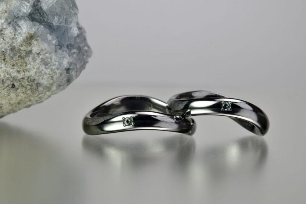 結婚指輪の素材について相談する様子