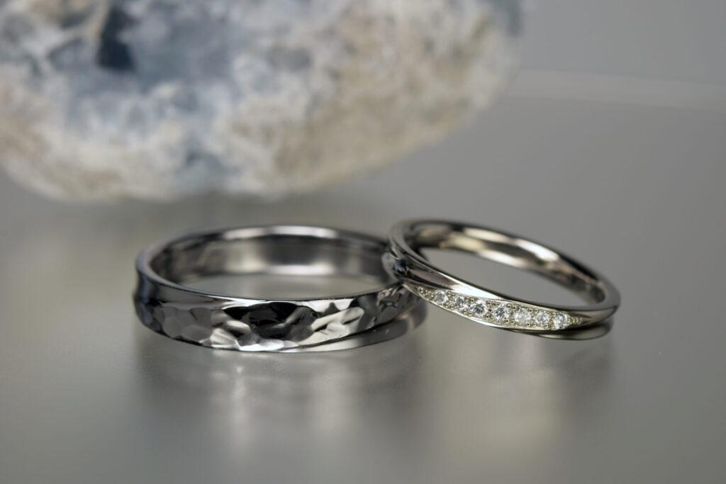 槌目仕上げとダイヤモンドを組み合わせたタンタル結婚指輪
