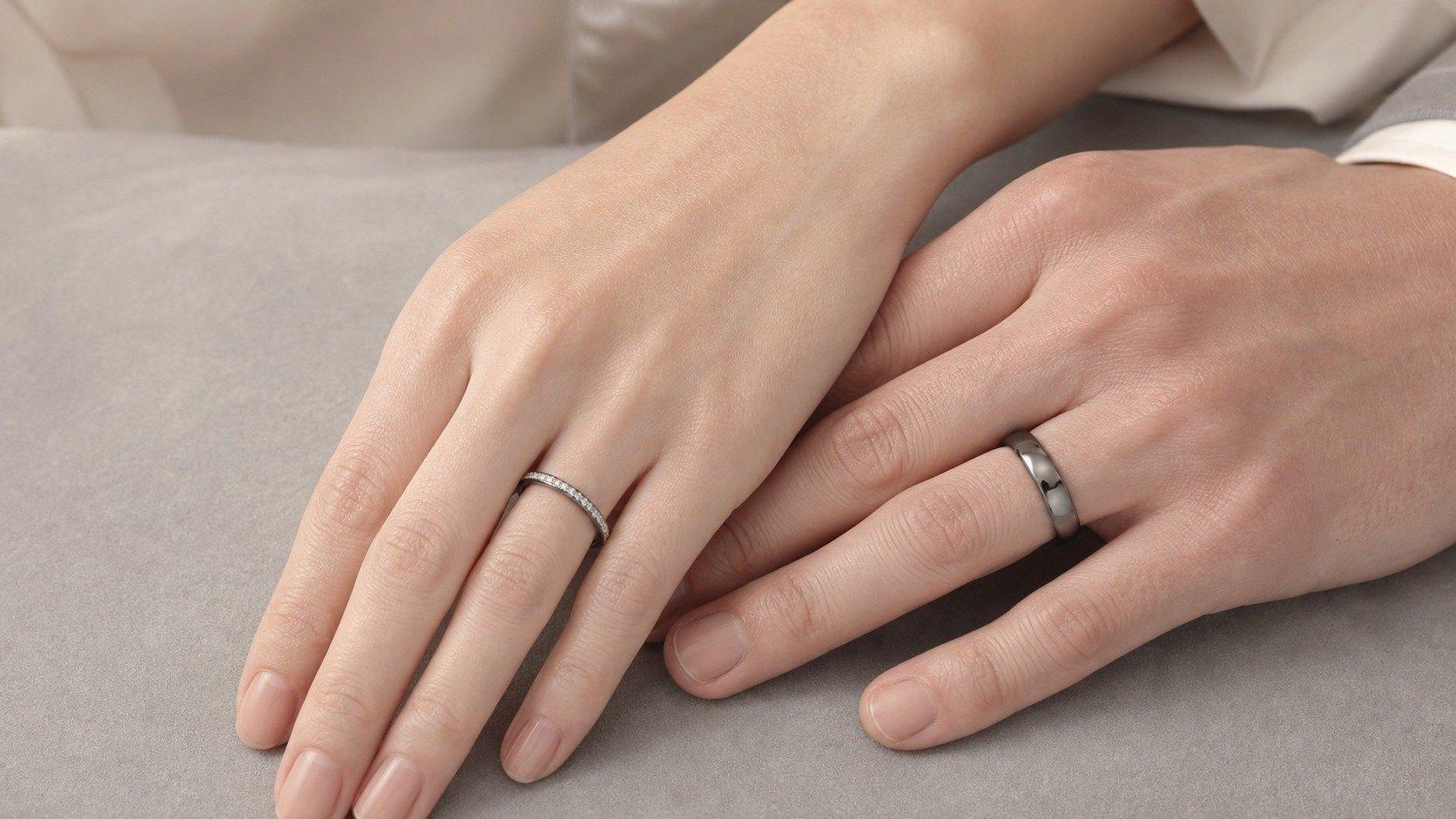 K18ブラックゴールド結婚指輪を着けた手元