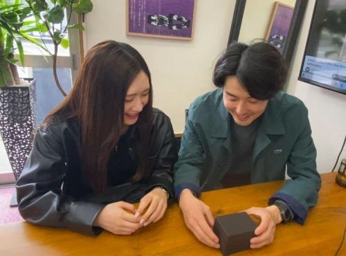 リングケースを手にするお二人のお客様