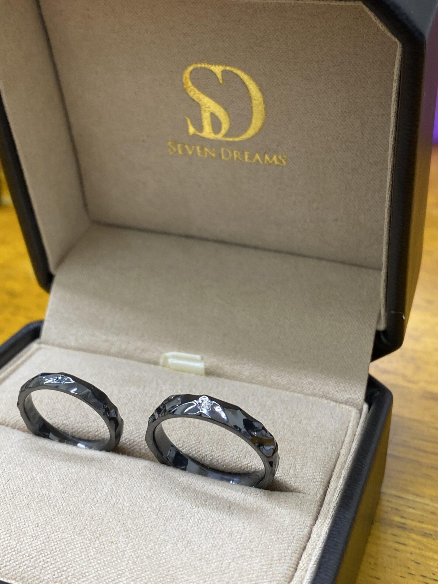 Seven Dreamsのケースに収めた黒い結婚指輪2本