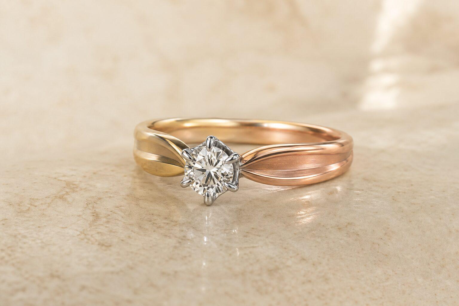 シャンパンゴールドとローズゴールドを組み合わせたツートーンの婚約指輪
