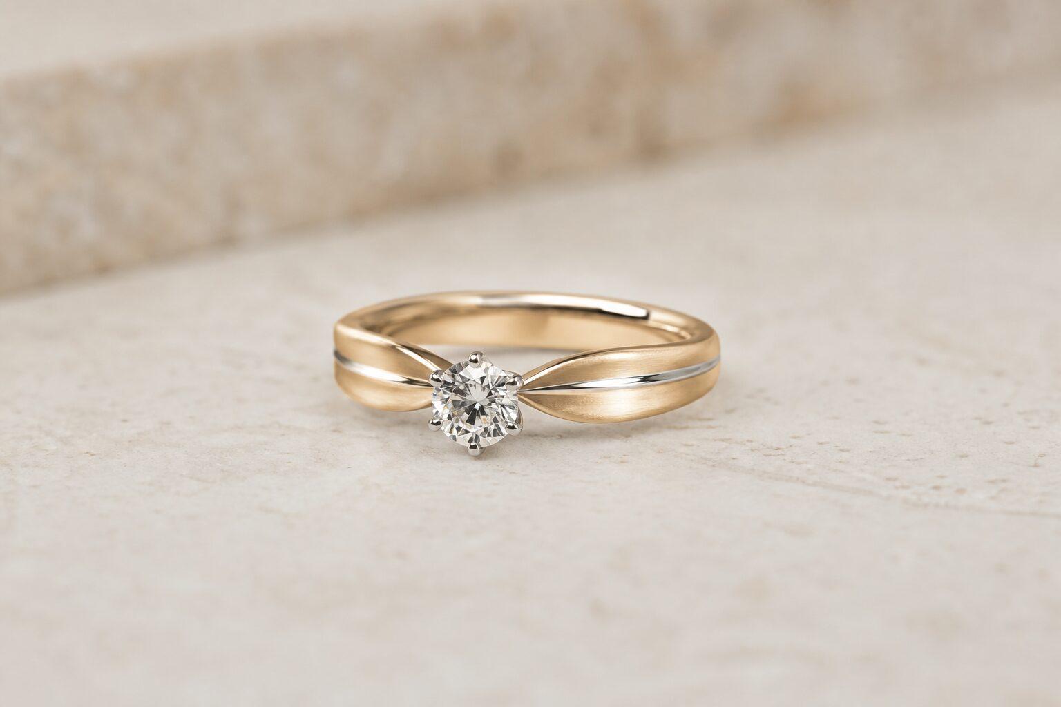 シャンパンゴールドの細身アームとラウンドダイヤを組み合わせた婚約指輪