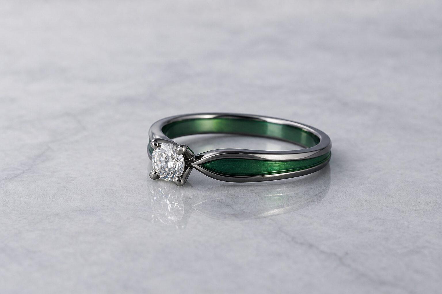 チャコール色の外側とエメラルドグリーンの内側を組み合わせた婚約指輪