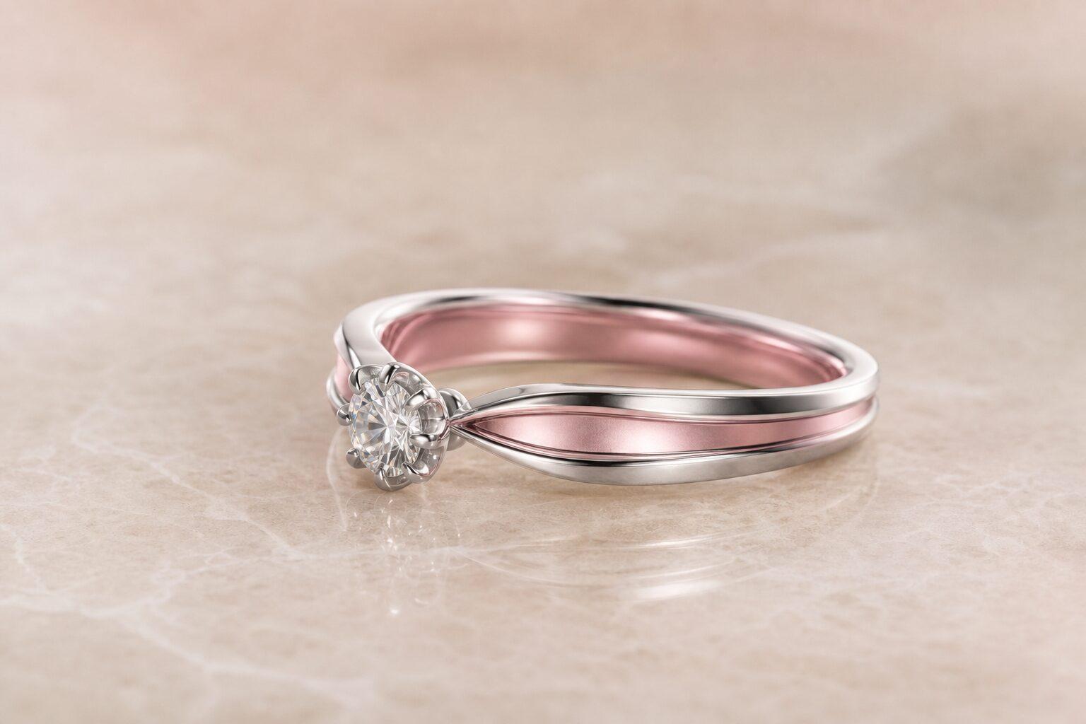 サテン仕上げの白い地金と淡いピンクの内面、プリンセスカットストーンを組み合わせた婚約指輪