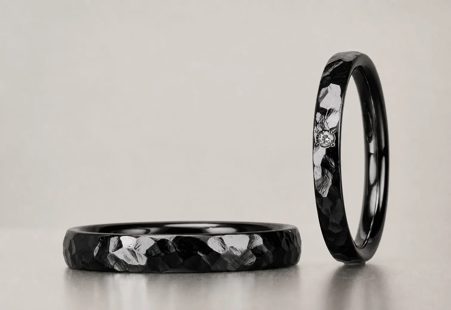 槌目模様の黒い結婚指輪