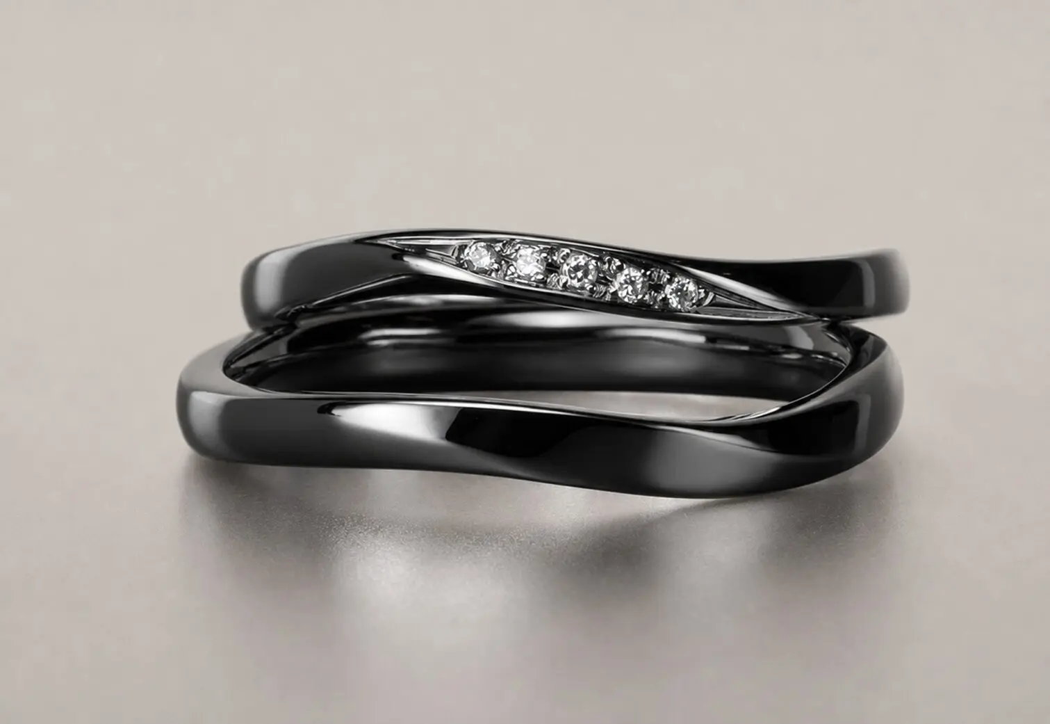 流線とダイヤの黒い結婚指輪 フロー
