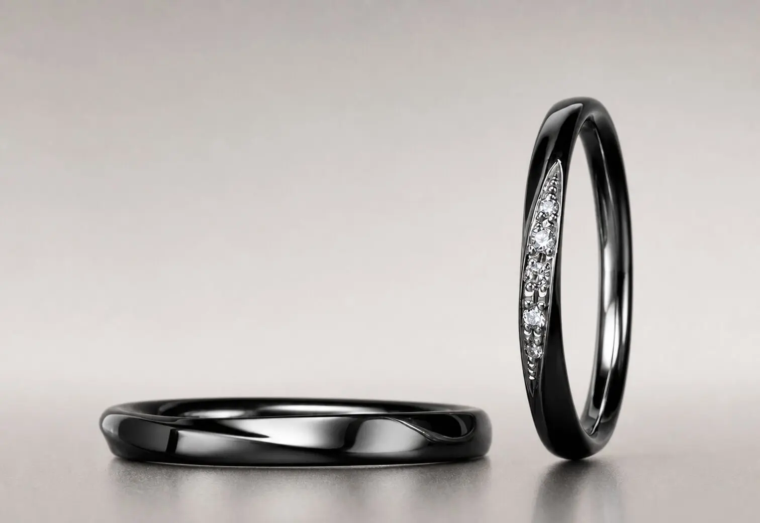 細身でダイヤ入りの黒い結婚指輪 ウエル