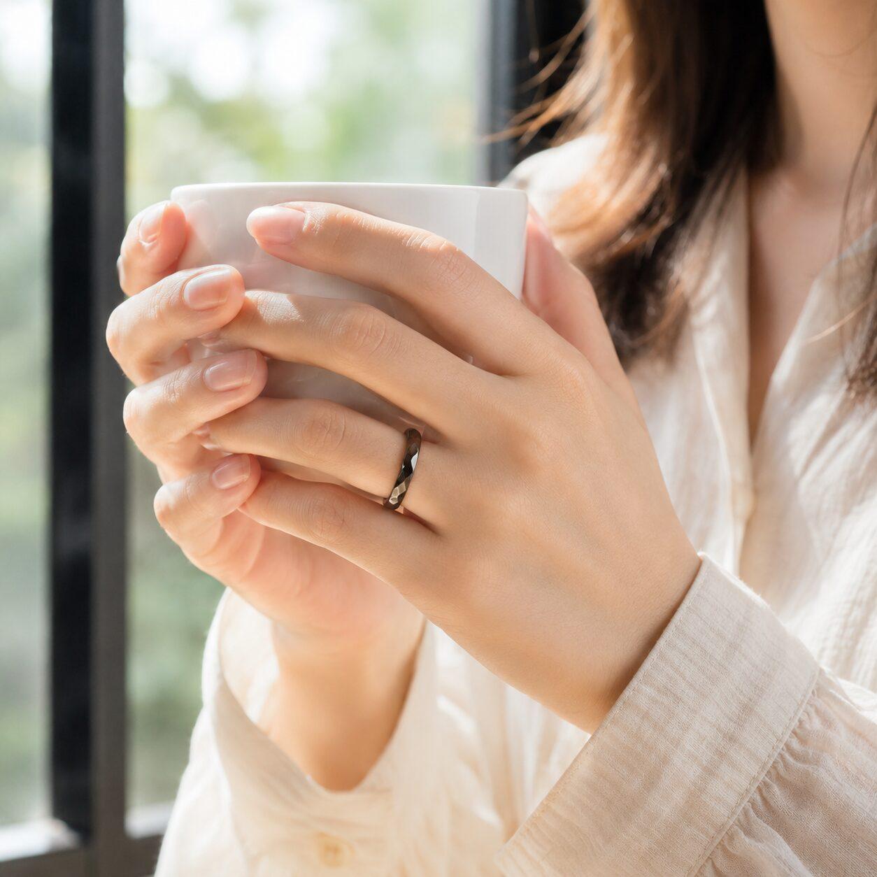 女性がブラックジルコニウム結婚指輪を着用した手元